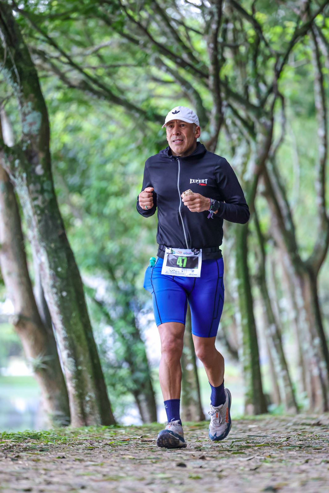 Atleta no percurso arborizado