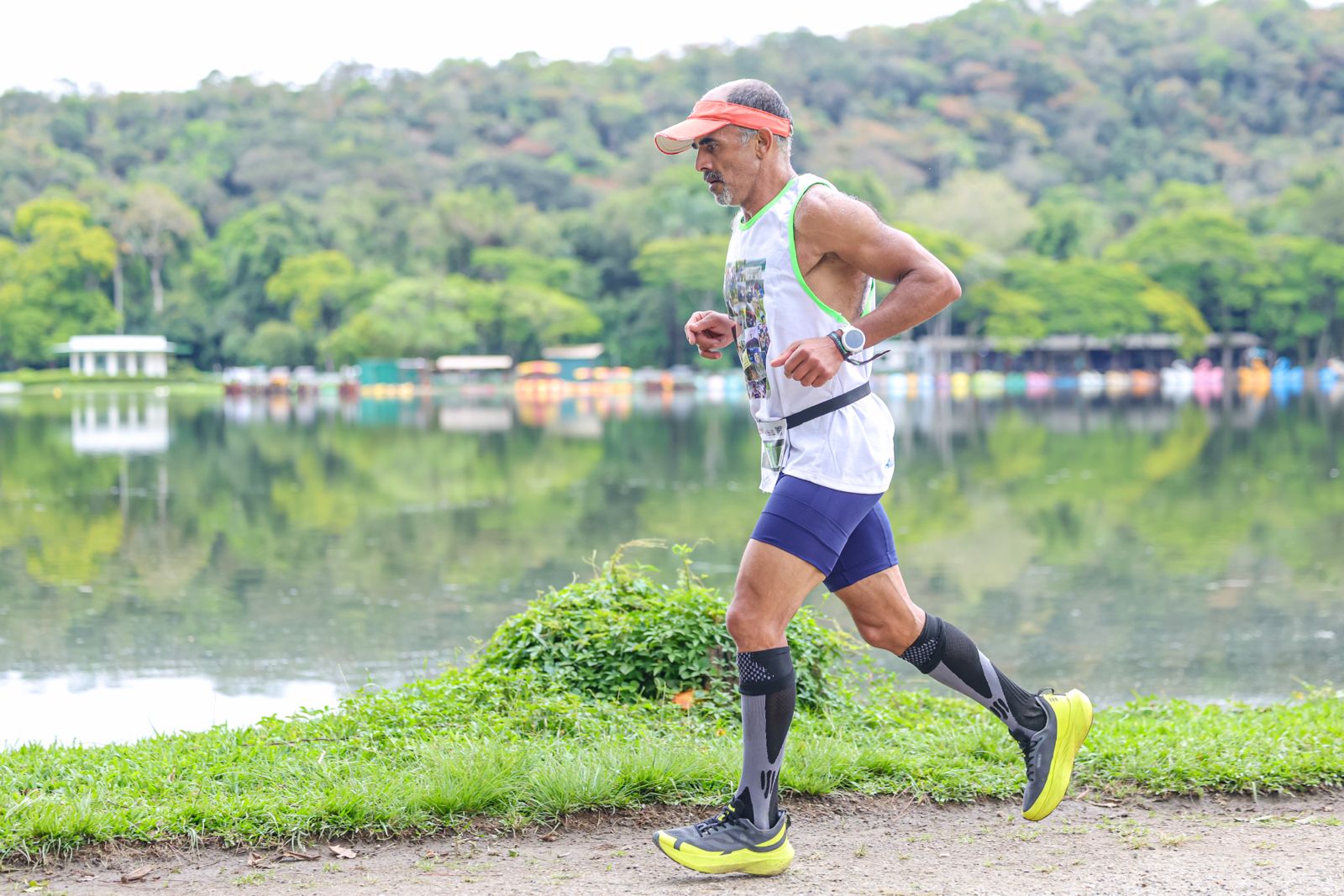 Atleta correndo no percurso junto ao lago